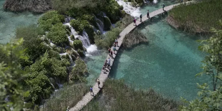 Mujer israelí muere al precipitarse en Croacia durante excursión