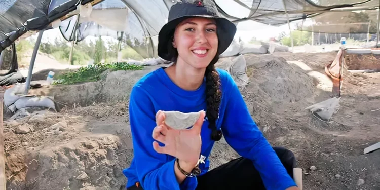 Estudiante halla “espejo mágico” en excavación en Israel