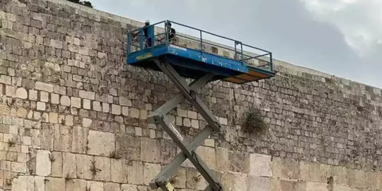 Inspeccionan piedras del Muro Occidental antes de Rosh Hashaná