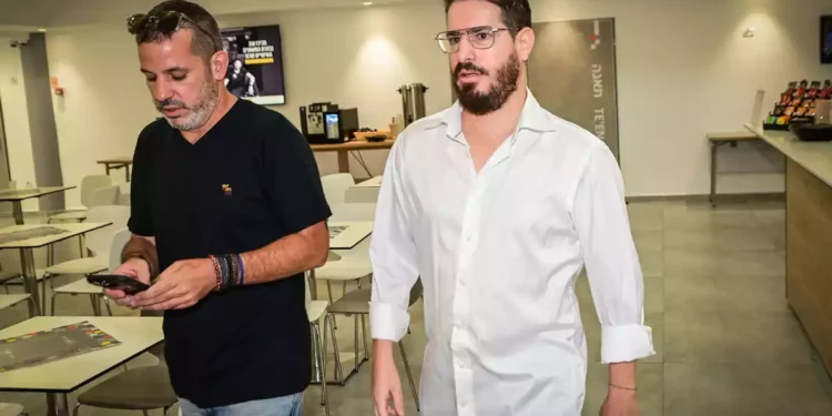 Policía imputa por fraude al criptoempresario Moshe Hogeg