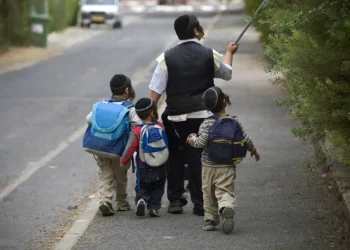 Mujer detenida tras maldecir a niños judíos en Alemania