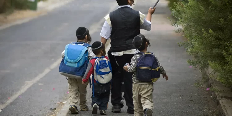 Mujer detenida tras maldecir a niños judíos en Alemania