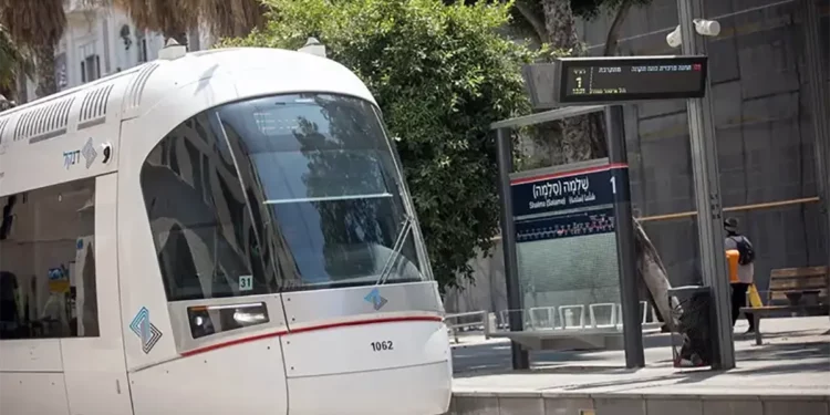 Manifestantes de izquierda se esposan al tranvía de Tel Aviv