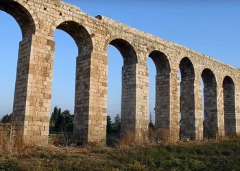 Acueducto histórico de Acre en peligro inminente de derrumbe