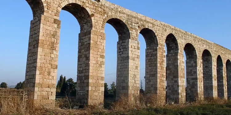 Acueducto histórico de Acre en peligro inminente de derrumbe