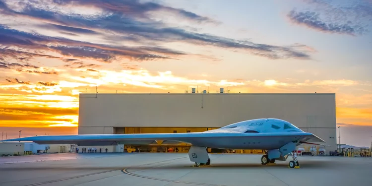 El B-21 muestra pequeñas ventanas y tomas de aire en el fuselaje