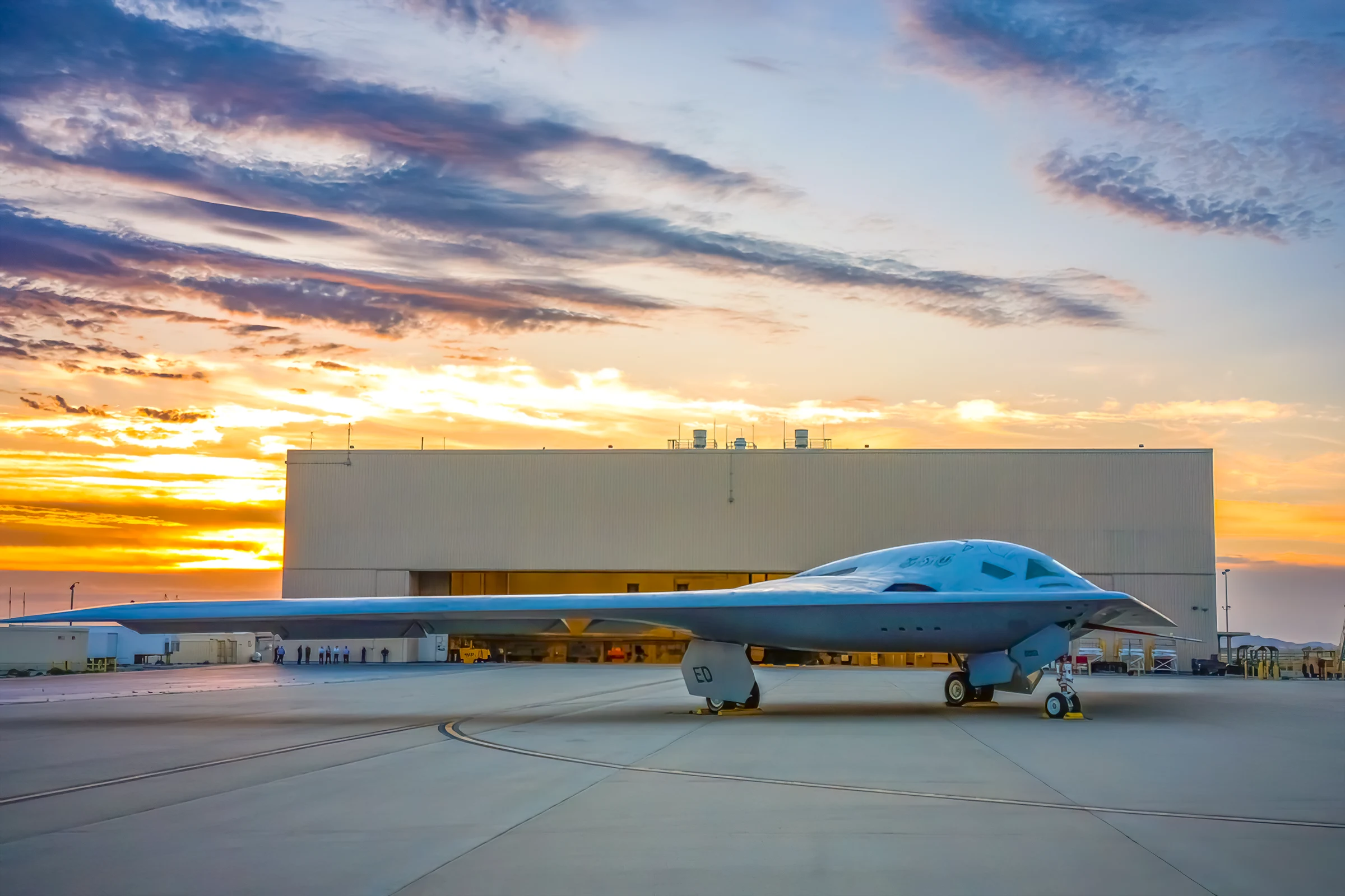 El B-21 muestra pequeñas ventanas y tomas de aire en el fuselaje