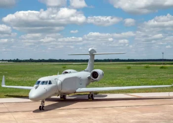 Primer avión EC-37B Compass Call a la Fuerza Aérea de EE. UU.