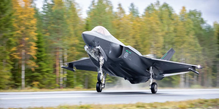 F-35A de Noruega aterrizan en autopista de Finlandia