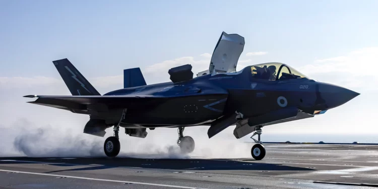 Portaaviones británico embarca sus cazas furtivos F-35