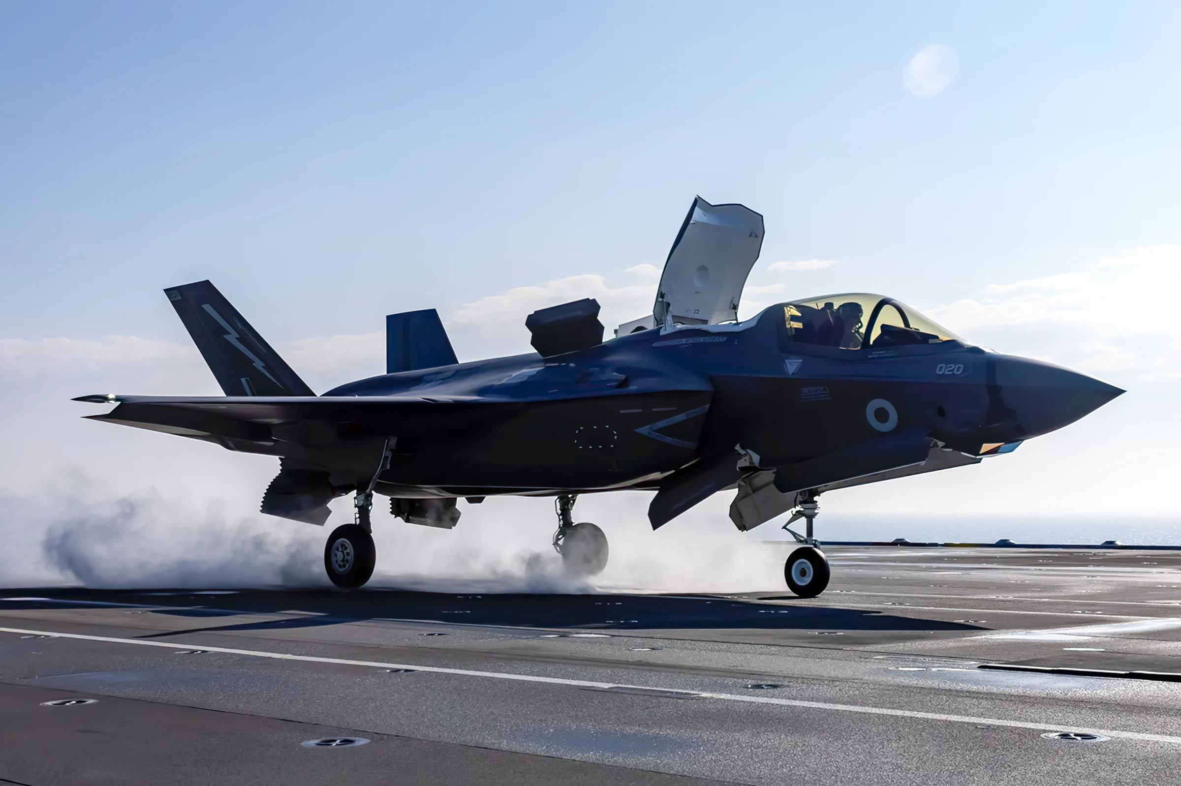 Portaaviones británico embarca sus cazas furtivos F-35