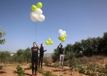 Globos incendiarios provocan fuego cerca de la frontera con Gaza