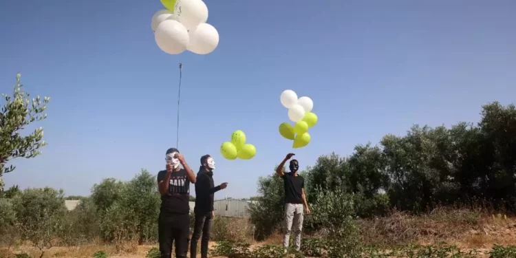 Globos incendiarios provocan fuego cerca de la frontera con Gaza