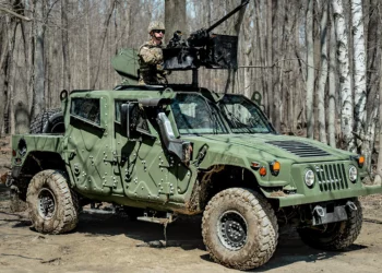 AM General revela el avanzado HUMVEE Saber en DSEI 2023