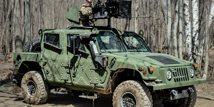 AM General revela el avanzado HUMVEE Saber en DSEI 2023