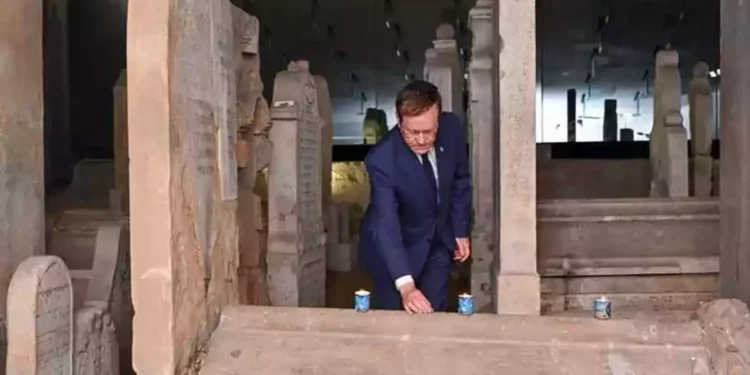 Presidente Herzog visita la tumba de Chatam Sofer en Eslovaquia