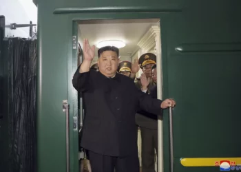 Esta fotografía proporcionada por el gobierno de Corea del Norte el 10 de septiembre de 2023 muestra al líder norcoreano Kim Jong Un saludando desde un tren en Pyongyang mientras parte hacia Rusia. (Agencia Central de Noticias de Corea/Servicio de Noticias de Corea vía AP)