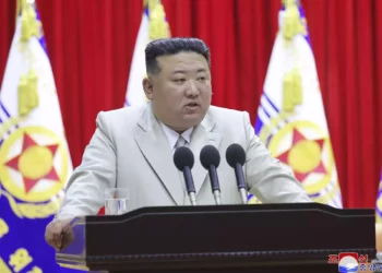 ARCHIVO – En esta fotografía proporcionada por el gobierno de Corea del Norte, el líder norcoreano Kim Jong Un habla durante su visita al cuartel general de la marina en Corea del Norte, el 27 de agosto de 2023. (Agencia Central de Noticias de Corea/Servicio de Noticias de Corea vía AP, Archivo)