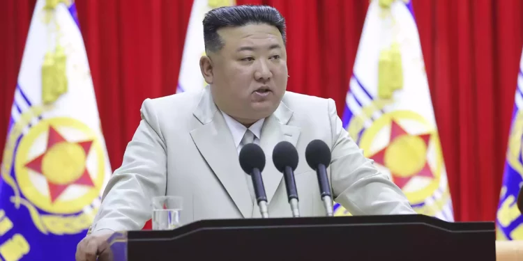 ARCHIVO – En esta fotografía proporcionada por el gobierno de Corea del Norte, el líder norcoreano Kim Jong Un habla durante su visita al cuartel general de la marina en Corea del Norte, el 27 de agosto de 2023. (Agencia Central de Noticias de Corea/Servicio de Noticias de Corea vía AP, Archivo)