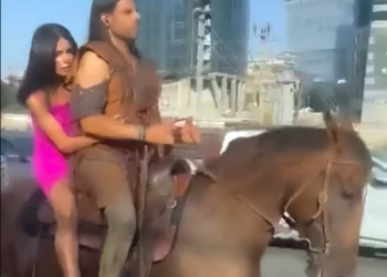 Figuras televisivas a caballo en autopista de Tel Aviv