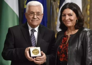 París despoja a Abbas de condecoración por su antisemitismo