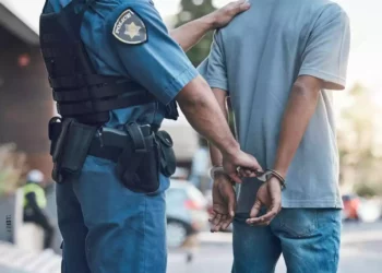 Detenidos autores de ataque grupal a joven en Petah Tikva