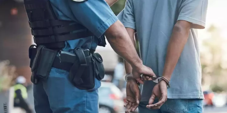 Detenidos autores de ataque grupal a joven en Petah Tikva