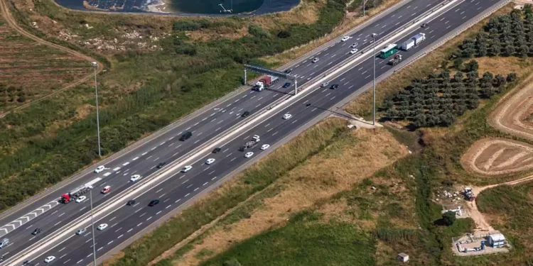 Transeúntes saquean camión tras un accidente mortal en Israel