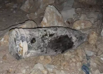 Antiguo obús de artillería altera el tráfico en el sur de Jerusalén