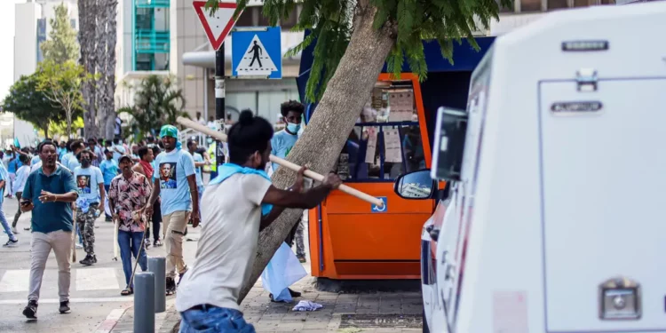 Netanyahu considera deportar a eritreos tras disturbios en Tel Aviv