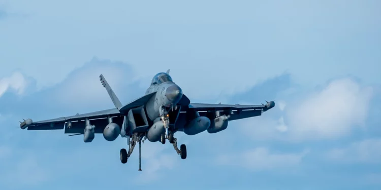 F/A-18 Super Hornets y un EA-18G Growler operando desde el USS Ronald Reagan en el mar de China Meridional.