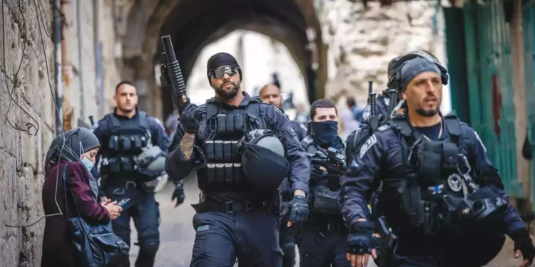 Guardias armados custodian las sinagogas de Jerusalén