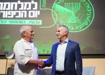 El director del Mossad, David Barnea, con el hijo de Zvi Zamir.
(Cortesía)