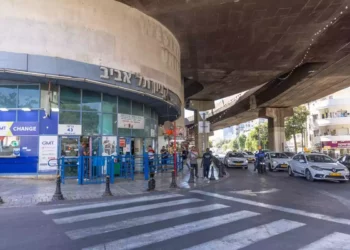 Policía arresta a gazatí armado con 2 cuchillos en Tel Aviv