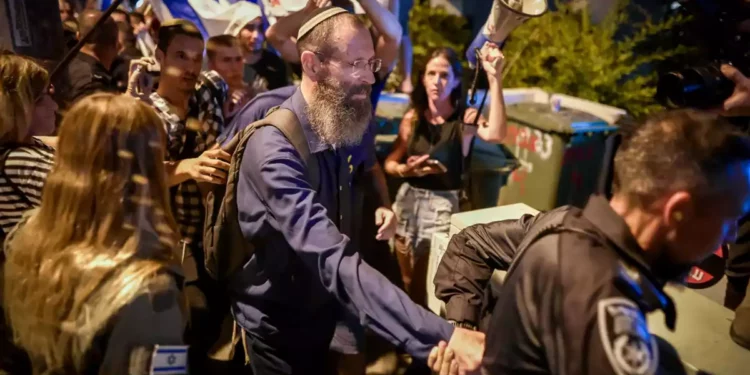 Izquierdistas protestaron contra el rabino Levinstein en Tel Aviv