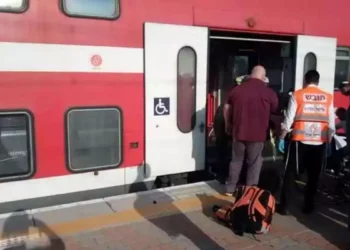 Mujer de 20 años cae a vías de tren y es atropellada en Netanya