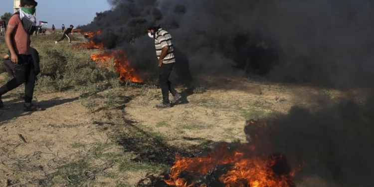 Israel ataca instalaciones de Hamás tras violencia fronteriza