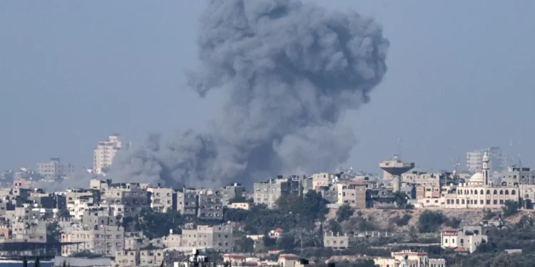 Esta imagen tomada desde Sderot muestra humo sobre el norte de la Franja de Gaza el 19 de octubre de 2023. (Jack Guez/AFP)