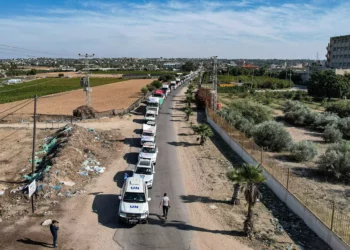 Esta vista aérea muestra camiones de ayuda humanitaria llegando a un almacén en Khan Younis, en el sur de la Franja de Gaza, el 21 de octubre de 2023, tras haber cruzado la frontera de Rafah desde Egipto. (Belal Al Sabbagh/AFP)