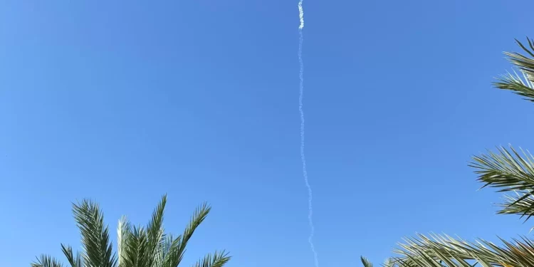 Una estela de humo, aparentemente de un misil de defensa aérea israelí, se ve sobre la zona de Eilat, en el sur de Israel, 31 de octubre de 2023. (Cortesía)
