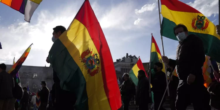 Manifestantes sostienen banderas bolivianas en La Paz, Bolivia, el jueves 12 de enero de 2023. (AP Photo/Juan Karita)