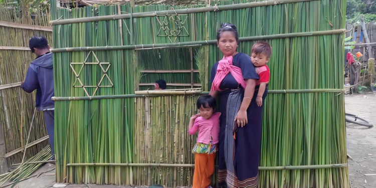 Los Bnei Menashe en la India construyen sucot