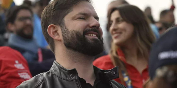 El presidente chileno Gabriel Boric celebra después de que Chile derrotara a EE.UU. en el partido por la medalla de bronce de voleibol de playa masculino, durante los Juegos Panamericanos Santiago 2023, el 27 de octubre de 2023. (Mauro Pimentel/AFP)