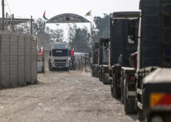 Un convoy de camiones que transportan ayuda humanitaria entra en la Franja de Gaza desde Egipto a través del paso fronterizo de Rafah el 21 de octubre de 2023. (Eyad Baba/AFP)