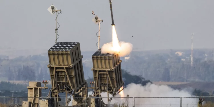 Las Fuerzas de Defensa de Israel frustraron ataques de Hezbolá interceptando drones desde Líbano y realizando contraataques precisos.