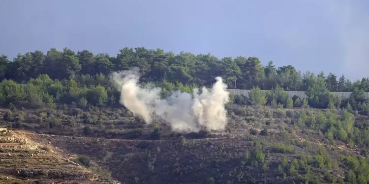 Se levanta humo tras un bombardeo en Bustan, un pueblo libanés fronterizo con Israel, sur del Líbano, 19 de octubre de 2023. (AP Photo/Hassan Ammar)