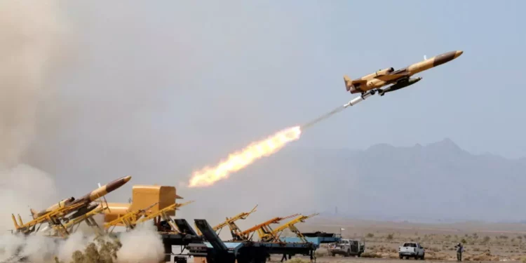 Un avión no tripulado es lanzado durante un ejercicio militar en un lugar no revelado en Irán, en esta imagen de mano obtenida el 25 de agosto de 2022. (Crédito: Ejército iraní/WANA VIA REUTERS)