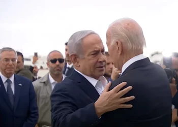 Biden abraza a Netanyahu y Herzog en el inicio de su visita