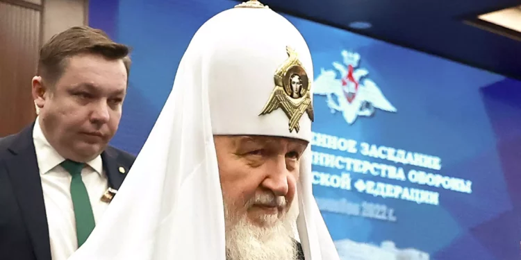 El patriarca ortodoxo ruso Kirill llega para asistir a una reunión de la Junta del Ministerio de Defensa de Rusia en el Centro Nacional de Control de Defensa en Moscú, Rusia, 21 de diciembre de 2022. (Sergey Fadeichev, Sputnik, Kremlin Pool Photo vía AP, Archivo)