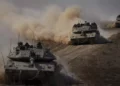 Los tanques israelíes se dirigen hacia la frontera de la Franja de Gaza en el sur de Israel el viernes 13 de octubre de 2023. (Foto AP/Ariel Schalit)
